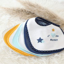 Retrouvez Trois Kilos Sept Lot de 7 Bavoirs Bébé d'amour Bleu aux meilleurs prix sur Bebemaman.ma . Livraison à domicile partout au Maroc.