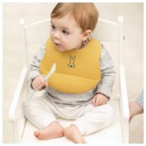 Retrouvez Nattou Bavoir en Silicone Ocre aux meilleurs prix sur Bebemaman.ma . Livraison à domicile partout au Maroc.
