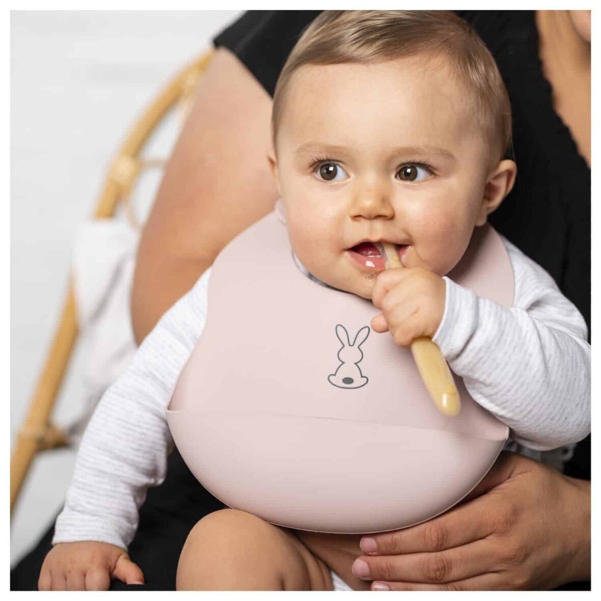 bebemaman-nattou-bavoir-en-silicone-rose-1