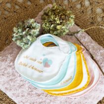 Retrouvez Trois Kilos Sept Lot de 7 Bavoirs Bébé d'amour Rose aux meilleurs prix sur Bebemaman.ma . Livraison à domicile partout au Maroc.