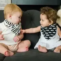 Retrouvez Tiny Twinkle Bavoir Bandana Black & White 3m+ aux meilleurs prix sur Bebemaman.ma . Livraison à domicile partout au Maroc.