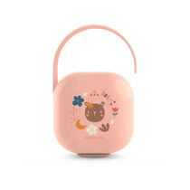 La Suavinex Boîte à Sucettes - Rose est un accessoire pratique et esthétique pour les parents de bébés qui utilisent des sucettes. Disponible sur bebemaman.ma, cette boîte à sucettes est conçue pour ranger jusqu'à trois sucettes et les maintenir propres et hygiéniques grâce à son couvercle hermétique. Fabriquée en plastique de haute qualité et sans BPA, cette boîte à sucettes est facile à nettoyer et sûre pour votre bébé. Son design élégant à pois blancs sur fond rose pastel en fait un accessoire tendance pour bébé. La Suavinex Boîte à Sucettes - Rose est un choix populaire pour les parents soucieux de l'apparence et de la santé de leurs affaires de bébé. Commandez-la dès maintenant sur bebemaman.ma et bénéficiez d'une livraison rapide et efficace.