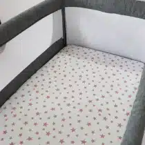 Retrouvez Drap Housse cododo / berceau Blanc Etoiles Rose aux meilleurs prix sur Bebemaman.ma . Livraison à domicile partout au Maroc.