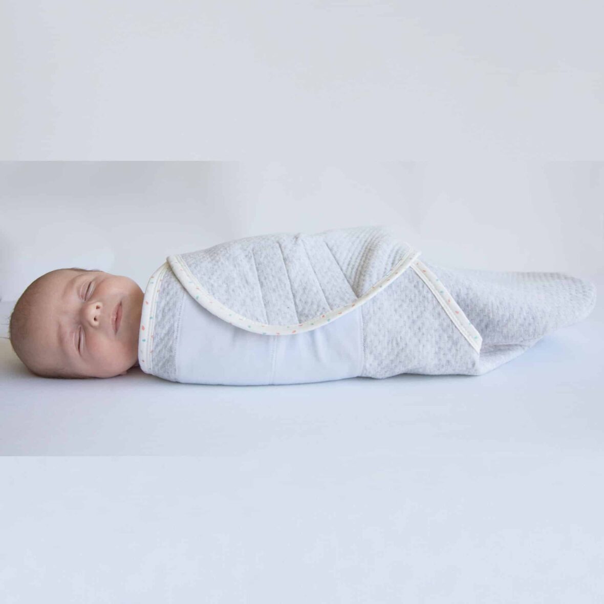 Bebemaman-Domiva Couverture d’emmaillotage câlin naissance grise 2