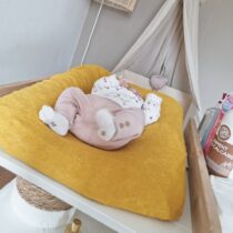 Retrouvez Babycalin Housse de matelas à langer en éponge 50x70 cm Moutarde aux meilleurs prix sur Bebemaman.ma . Livraison à domicile partout au Maroc.