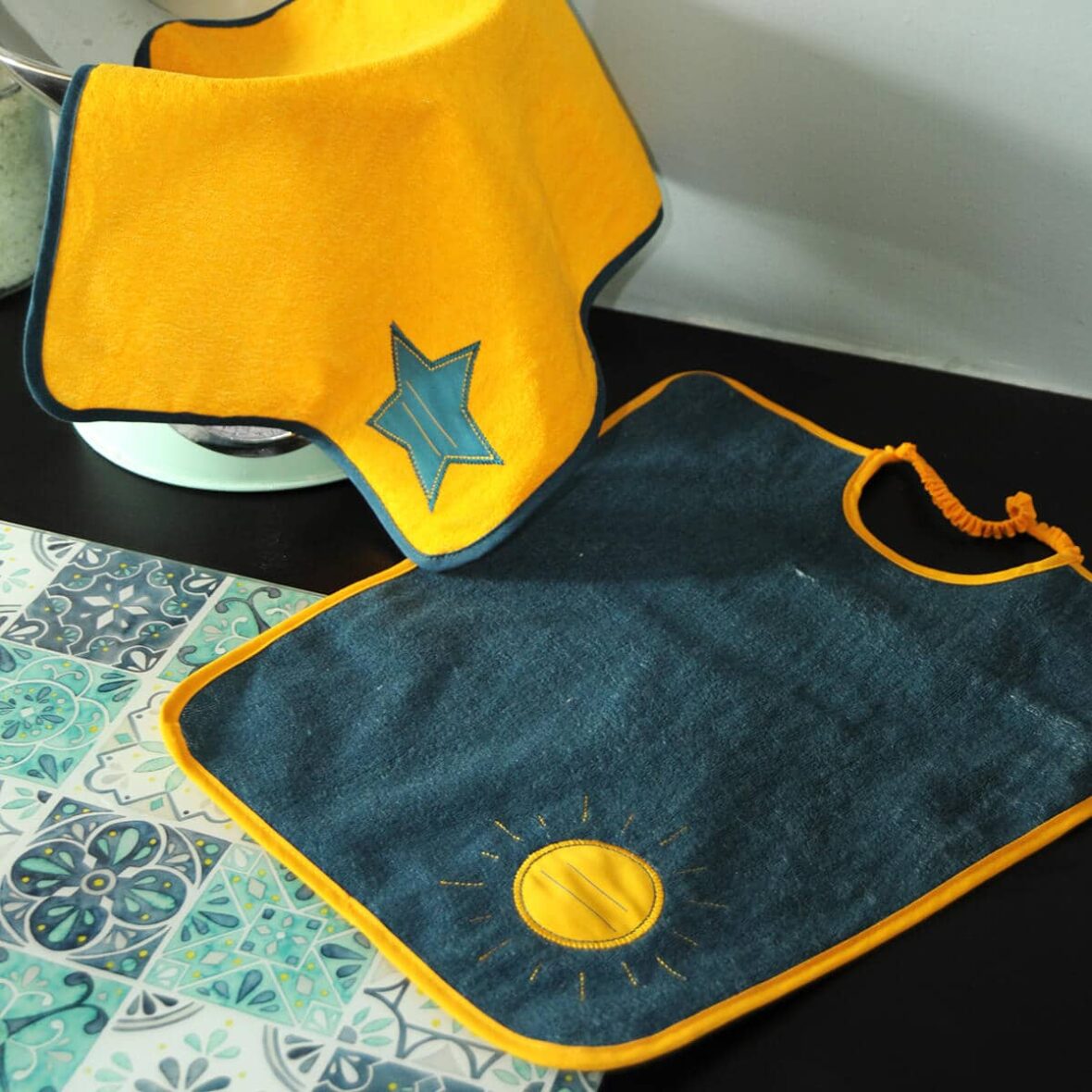 Bebemaman-Babycalin Lot de 2 bavoirs Maternelle Je m&rsquo;Appelle – Soleil + Etoile 4