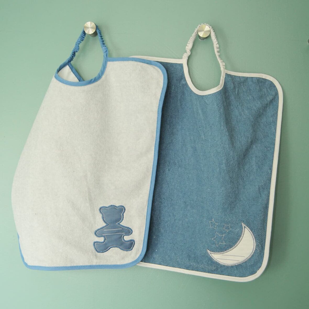 Bebemaman-Babycalin Lot de 2 bavoirs Maternelle – Ours + Lune 1