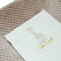 Retrouvez Sophie la Girafe Matelas à langer Luxe + Housse matelassée + Serviette brodée aux meilleurs prix sur Bebemaman.ma . Livraison à domicile partout au Maroc.