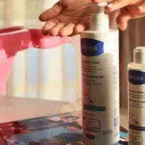 Découvrez le Gel Lavant Doux Melibé 500ml, conçu pour la peau délicate de bébé avec 97 % d’ingrédients naturels. Sans sulfates, il hydrate, apaise et respecte l'équilibre épidermique. Offrez à votre bébé un bain de douceur et de confort prolongé.