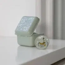 Retrouvez Bibs Boite à sucettes - Eloise Capel Sage aux meilleurs prix sur Bebemaman.ma . Livraison à domicile partout au Maroc. Paiement à la livraison.
