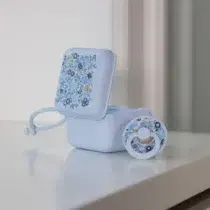 Retrouvez Bibs Boite à sucettes - Eloise Chamomile Lawn Baby Blue aux meilleurs prix sur Bebemaman.ma . Livraison à domicile partout au Maroc. Paiement à la livraison.