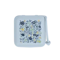 Retrouvez Bibs Boite à sucettes - Eloise Chamomile Lawn Baby Blue aux meilleurs prix sur Bebemaman.ma . Livraison à domicile partout au Maroc. Paiement à la livraison.