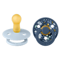 Retrouvez Bibs Lot de 2 Sucettes Eloise Dusty Blue Mix 0-6 mois aux meilleurs prix sur Bebemaman.ma . Livraison à domicile partout au Maroc.