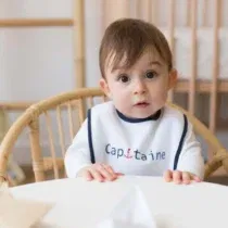 Retrouvez Trois Kilos Sept Lot de 7 Bavoirs - Capitaine bisous 4m+ aux meilleurs prix sur Bebemaman.ma . Livraison à domicile partout au Maroc.