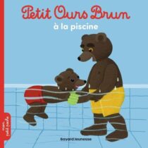 Avec Petit Ours Brun à la piscine aidez votre enfant à apprivoiser l’univers aquatique grâce à une histoire douce et rassurante, dès 18 mois.
