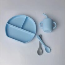 Yummy Coffret Repas Complet Silicone dès 6mois - Bleu Ciel : assiette à compartiments, tasse avec paille, 2 cuillères. Sans BPA, facile à nettoyer. Disponible sur Bebemaman.ma !