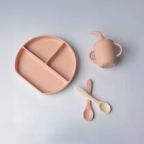 Yummy Coffret Repas Complet Silicone dès 6mois - Rose Blush : assiette à compartiments, tasse avec paille, 2 cuillères. Sans BPA, facile à nettoyer. Disponible sur Bebemaman.ma !