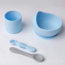 Yummy Coffret Repas Complet Silicone dès 4mois - Bleu Ciel : bol avec ventouse, verre ergonomique, cuillères en silicone. Sans BPA, pratique et doux. Disponible sur Bebemaman.ma !