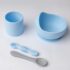 Yummy Coffret Repas Complet Silicone dès 4mois - Bleu Ciel : bol avec ventouse, verre ergonomique, cuillères en silicone. Sans BPA, pratique et doux. Disponible sur Bebemaman.ma !