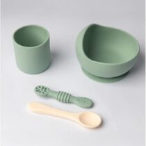 Yummy Coffret Repas Complet Silicone dès 4mois - Vert Pastel : bol avec ventouse, verre ergonomique, cuillères en silicone. Sans BPA, pratique et doux. Disponible sur Bebemaman.ma !