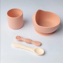 Yummy Coffret Repas Complet Silicone dès 4mois - Blush : bol avec ventouse, verre ergonomique, cuillères en silicone. Sans BPA, pratique et doux. Disponible sur Bebemaman.ma !