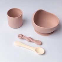 Yummy Coffret Repas Complet Silicone dès 4mois - Rose Poudre : bol avec ventouse, verre ergonomique, cuillères en silicone. Sans BPA, pratique et doux. Disponible sur Bebemaman.ma !