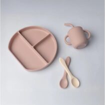 Yummy Coffret Repas Complet Silicone dès 6mois - Rose Poudré : assiette à compartiments, tasse avec paille, 2 cuillères. Sans BPA, facile à nettoyer. Disponible sur Bebemaman.ma !