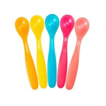 Offrez des repas confortables à votre bébé avec les cuillères souples 2e âge Badabulle. Un lot de 5 cuillères en silicone doux, parfait dès 6 mois.