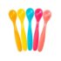 Offrez des repas confortables à votre bébé avec les cuillères souples 2e âge Badabulle. Un lot de 5 cuillères en silicone doux, parfait dès 6 mois.