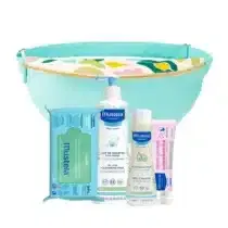Découvrez le Kit Mustela Bébé avec vanity : lait de toilette, lingettes, shampooing doux et crème de change. Idéal dès la naissance. Disponible sur Bebemaman.ma.