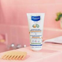 Shampooing crème Mustela 200ml pour cheveux bouclés, frisés ou ondulés. Nourrit, démêle et nettoie sans sulfates ni silicones. Dès la naissance. Disponible Bebemaman.ma.