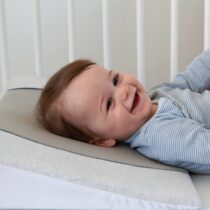 Plan incliné Candide Air+ 10° pour lit 60x120 cm : respirant, lavable et conçu pour limiter les reflux. Livraison rapide sur Bebemaman.ma.