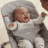 Offrez à votre bébé un espace confortable avec le Transat BabyBjörn Bliss en Gris Sable. Ergonomique, évolutif et au balancement naturel, idéal de la naissance à 2 ans.