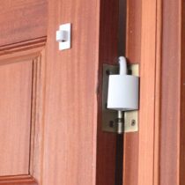 Évitez les accidents domestiques avec le protège-doigts porte Bébé Safe. Facile à installer, compatible avec la plupart des portes, lot de 2 en mousse souple.