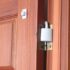 Évitez les accidents domestiques avec le protège-doigts porte Bébé Safe. Facile à installer, compatible avec la plupart des portes, lot de 2 en mousse souple.