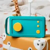 Protégez Ma Fabrique à Histoires avec la coque Lunii verte en silicone souple. Antichoc, lavable et facile à manipuler dès 3 ans. Compatible tous modèles.