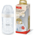 Biberon en verre NUK Nature Sense 240 ml – Vert : tétine en silicone imitant le sein, anti-colique, indicateur de température, capuchon anti-fuite. Pour une tétée naturelle et sécurisée dès la naissance.