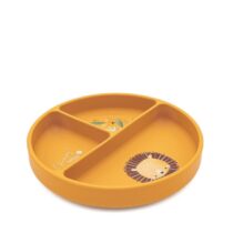 Découvrez l'assiette en silicone Chompy le lion de Sassi Junior : compartimentée, avec ventouse intégrée, résistante à la chaleur et facile à nettoyer. Parfaite pour les repas des tout-petits dès 12 mois.
