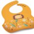 Découvrez le bavoir en silicone Chompy le lion de Sassi Junior : pratique, ajustable et ludique, il est l'accessoire idéal pour les repas des tout-petits dès 6 mois.