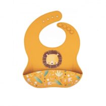 Découvrez le bavoir en silicone Chompy le lion de Sassi Junior : pratique, ajustable et ludique, il est l'accessoire idéal pour les repas des tout-petits dès 6 mois.