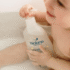 Découvrez l'huile lavante dermo-protectrice Biolane 500 ml, idéale pour nettoyer en douceur la peau sensible de votre bébé tout en la protégeant du dessèchement.