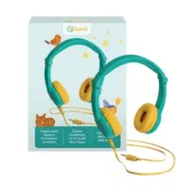Casque audio Lunii vert avec volume limité à 85 dB. Confortable, sécurisé et compatible avec Ma Fabrique à Histoires. Double prise jack pour écouter à deux.