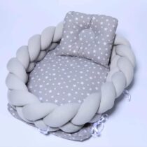 Offrez à votre bébé un sommeil paisible avec notre lit cocon tressé beige aux motifs étoiles. Confort, sécurité et design élégant réunis pour votre nouveau-né.