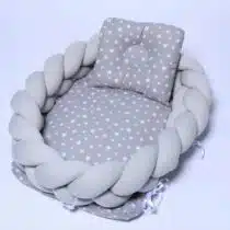 Offrez à votre bébé un sommeil paisible avec notre lit cocon tressé beige aux motifs étoiles. Confort, sécurité et design élégant réunis pour votre nouveau-né.