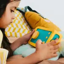 Protégez Ma Fabrique à Histoires avec la coque Lunii jaune en silicone. Antichoc, colorée et facile à installer. Parfaite pour les enfants !