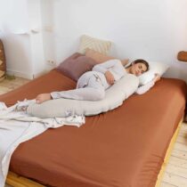 Doomoo Buddy Tetra Sand : coussin d’allaitement ultra-doux en coton bio. Confort optimal pour maman et bébé. Disponible sur Bebemaman.ma – Livraison rapide.