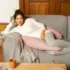 Le coussin Doomoo Comfy Big Tetra Pink offre un confort optimal pendant la grossesse et l’allaitement. Coton doux, microbilles silencieuses. Disponible sur Bebemaman.ma.