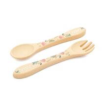 Découvrez le kit de couverts en silicone Gnawy le Paresseux de Sassi Junior : ergonomiques, doux pour les gencives et parfaits pour les premiers repas de bébé dès 12 mois.