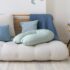 Doomoo Buddy Cloudy Kaki : coussin d’allaitement ergonomique avec housse coton bio. Design nuages vert kaki. Livraison rapide au Maroc sur Bebemaman.ma.