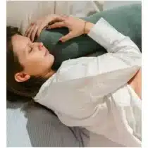 Coussin d’allaitement Doomoo Buddy Corduroy Green : velours côtelé doux, soutien optimal pour grossesse et bébé. Disponible sur Bebemaman.ma avec livraison rapide.